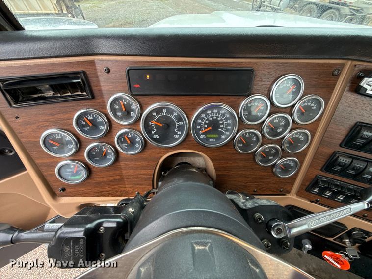 image for item EU5484 2018 Western Star 4900FA semi truck