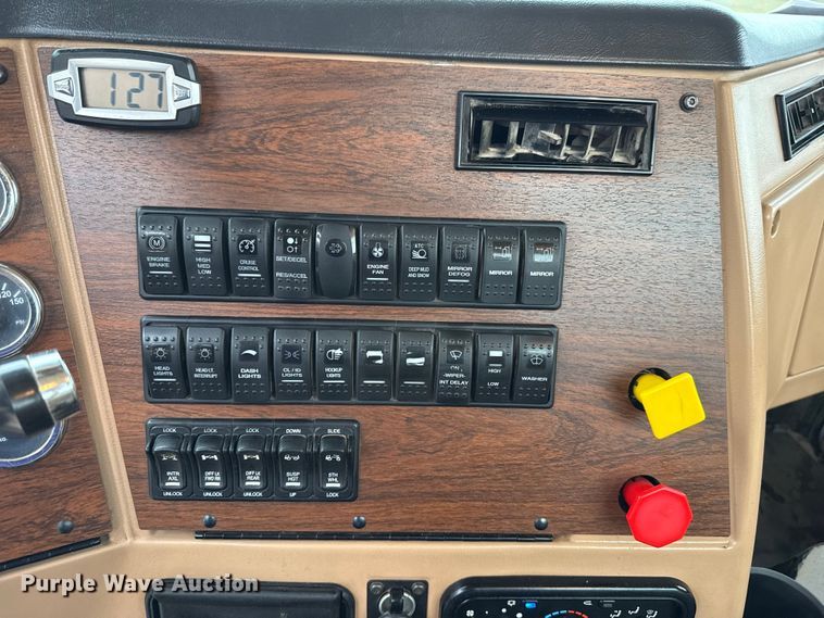 image for item EU5484 2018 Western Star 4900FA semi truck