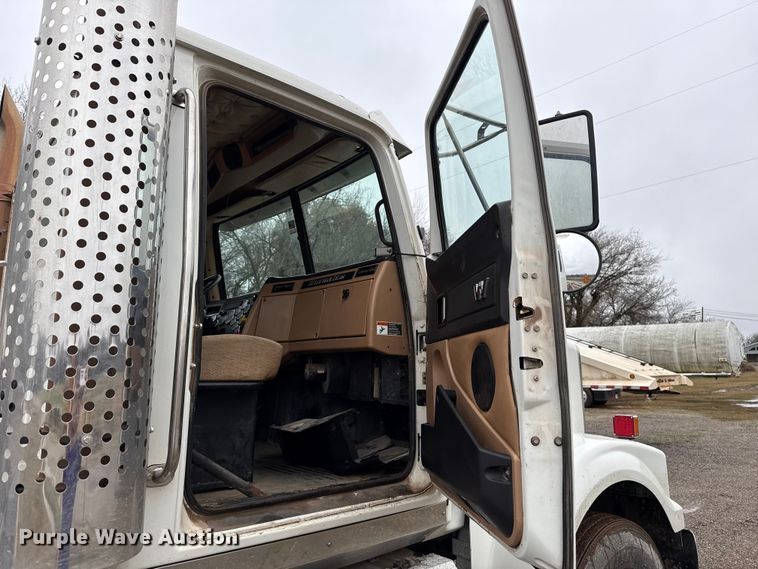 image for item EU5484 2018 Western Star 4900FA semi truck