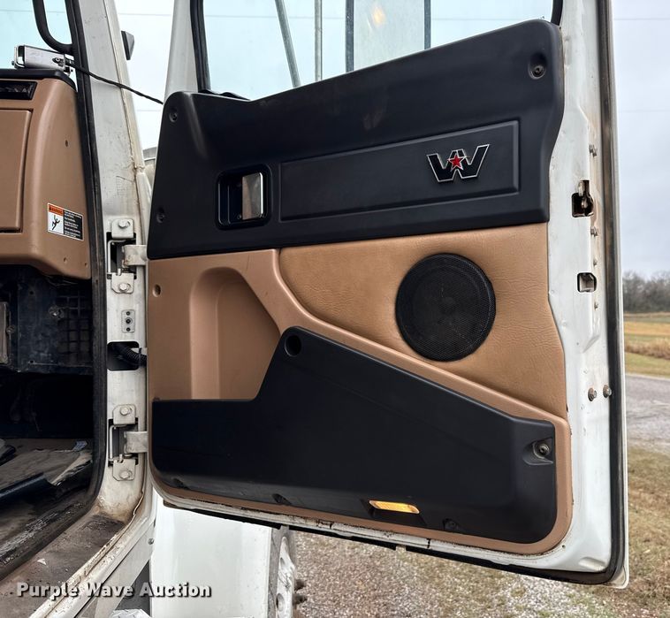 image for item EU5484 2018 Western Star 4900FA semi truck