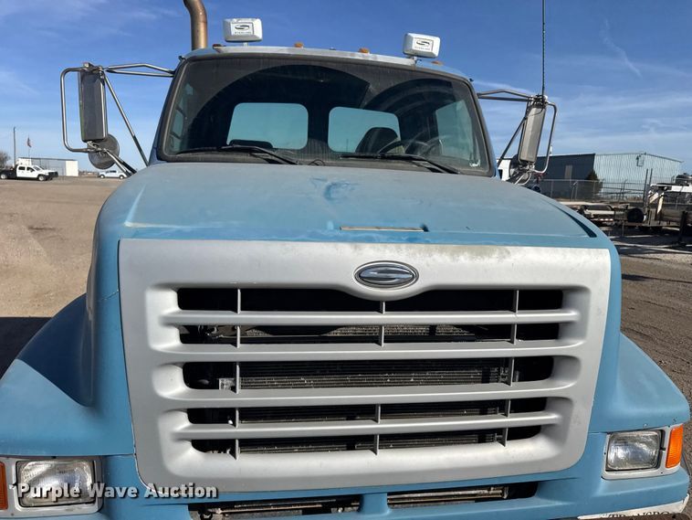 image for item EU6359 2007 Sterling L8500 Series truck cab and chassis