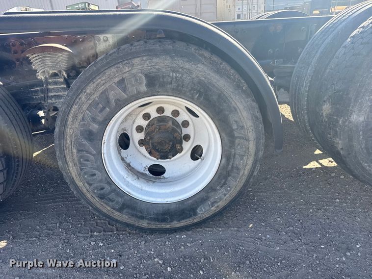 image for item EU6359 2007 Sterling L8500 Series truck cab and chassis