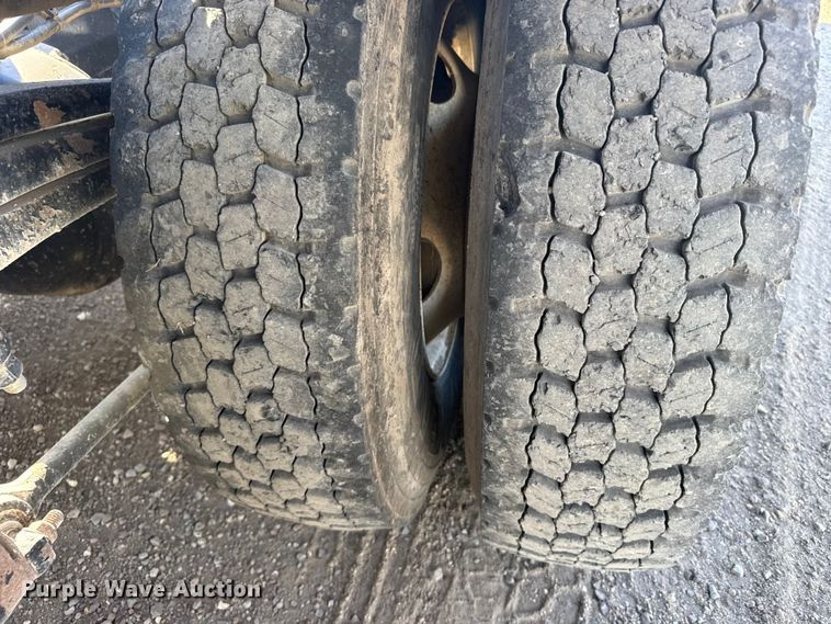 image for item EU6359 2007 Sterling L8500 Series truck cab and chassis