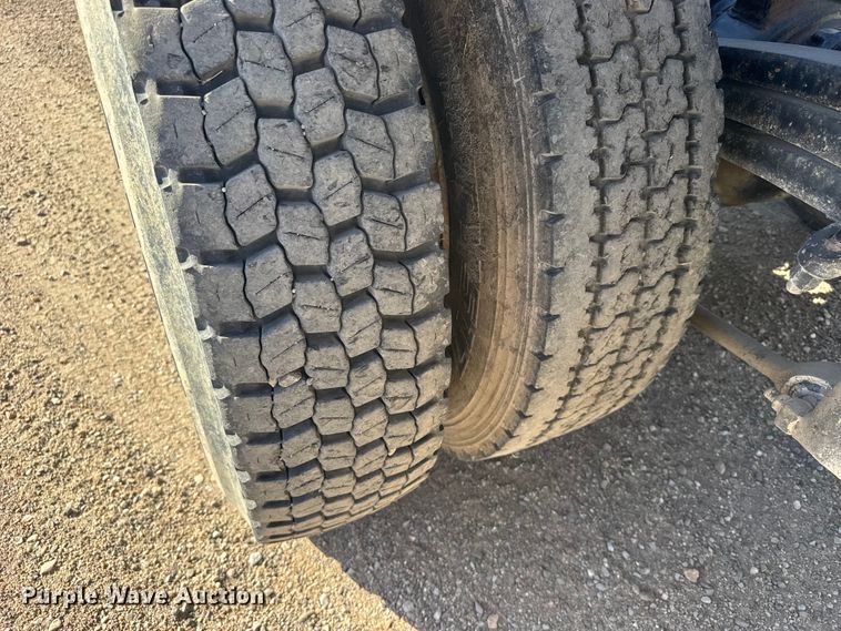 image for item EU6359 2007 Sterling L8500 Series truck cab and chassis