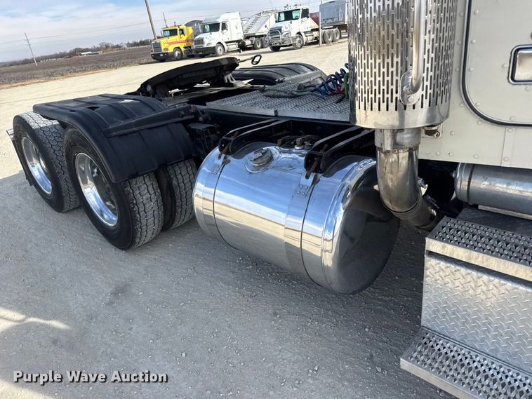 image for item EU6404 2004 Peterbilt 379 glider kit semi truck