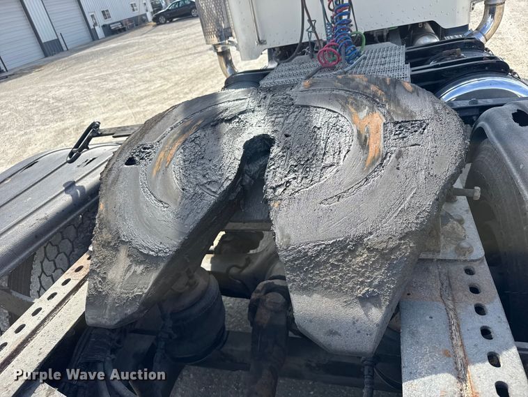 image for item EU6404 2004 Peterbilt 379 glider kit semi truck