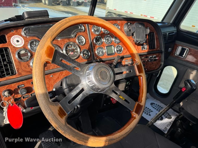 image for item EU6404 2004 Peterbilt 379 glider kit semi truck