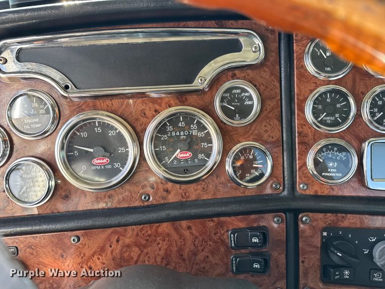 image for item EU6404 2004 Peterbilt 379 glider kit semi truck