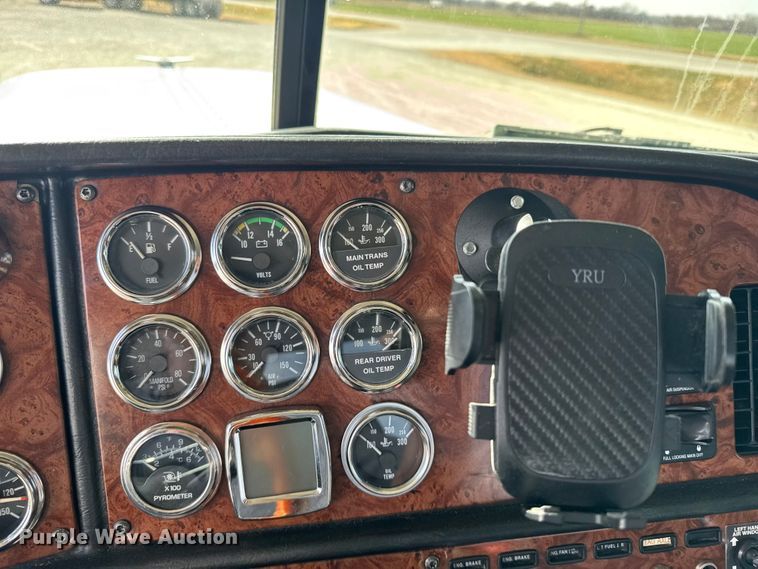 image for item EU6404 2004 Peterbilt 379 glider kit semi truck