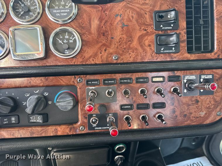 image for item EU6404 2004 Peterbilt 379 glider kit semi truck