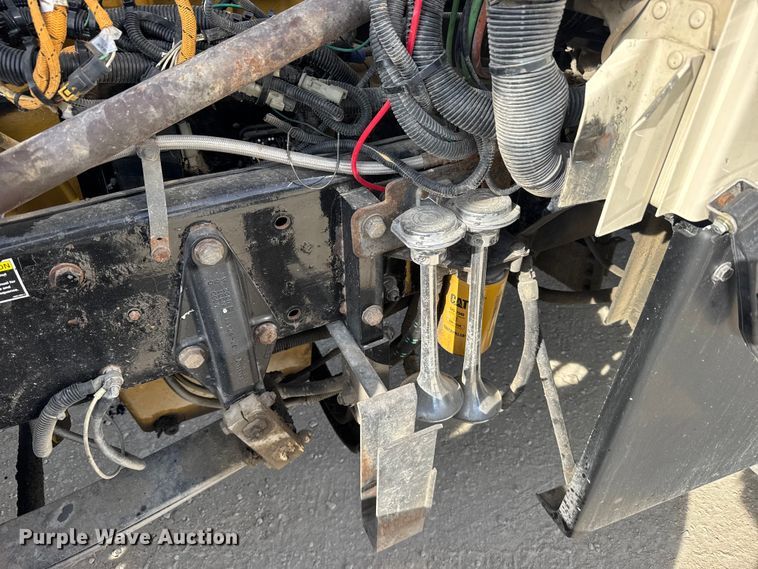 image for item EU6404 2004 Peterbilt 379 glider kit semi truck