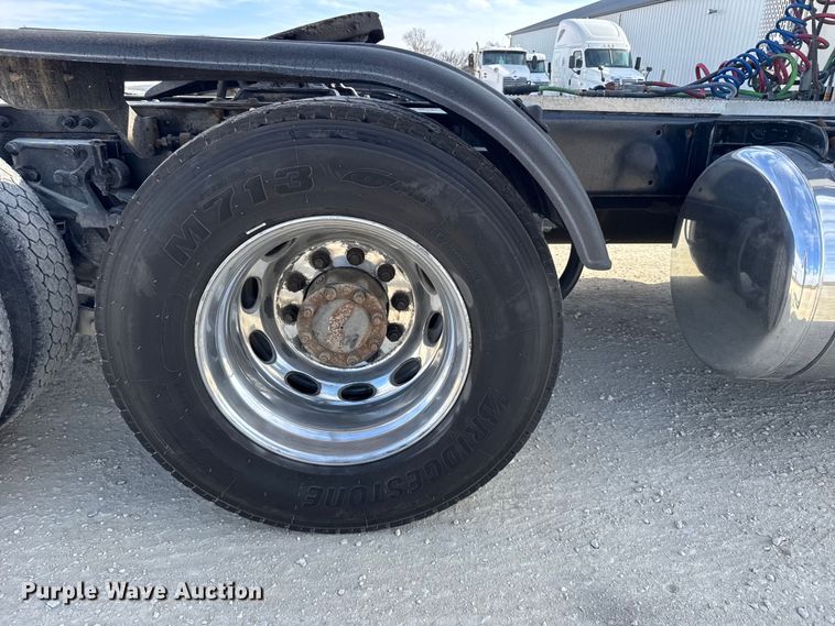 image for item EU6404 2004 Peterbilt 379 glider kit semi truck