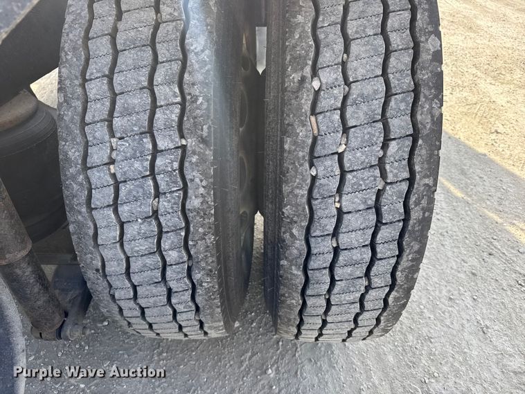 image for item EU6404 2004 Peterbilt 379 glider kit semi truck