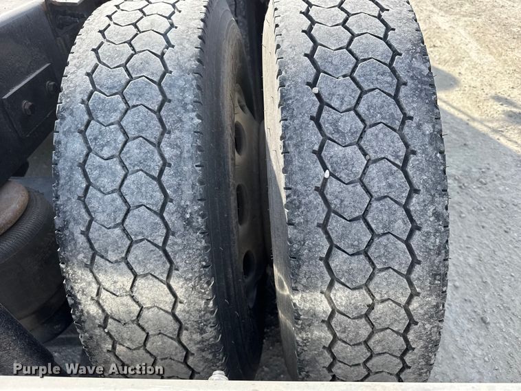 image for item EU6404 2004 Peterbilt 379 glider kit semi truck