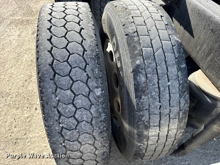 image for item EU6404 2004 Peterbilt 379 glider kit semi truck