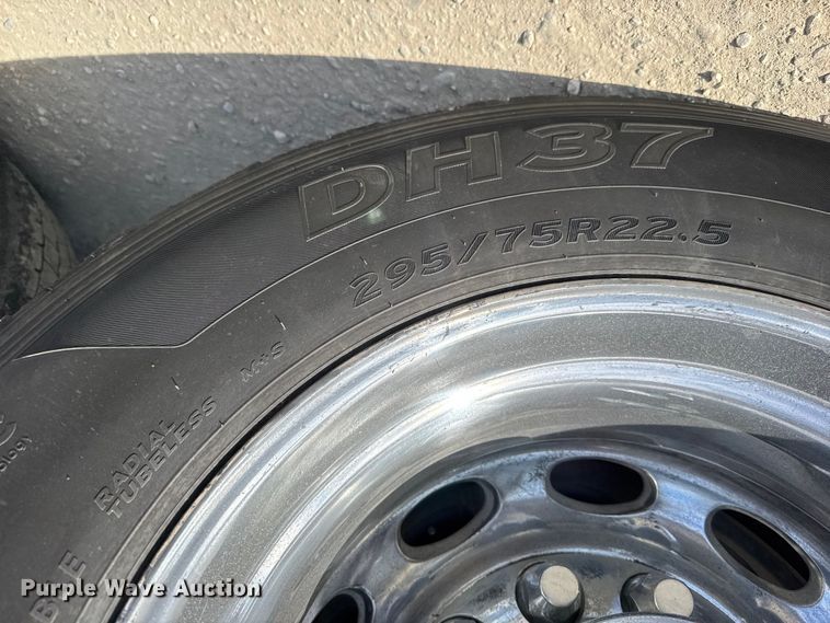 image for item EU6404 2004 Peterbilt 379 glider kit semi truck