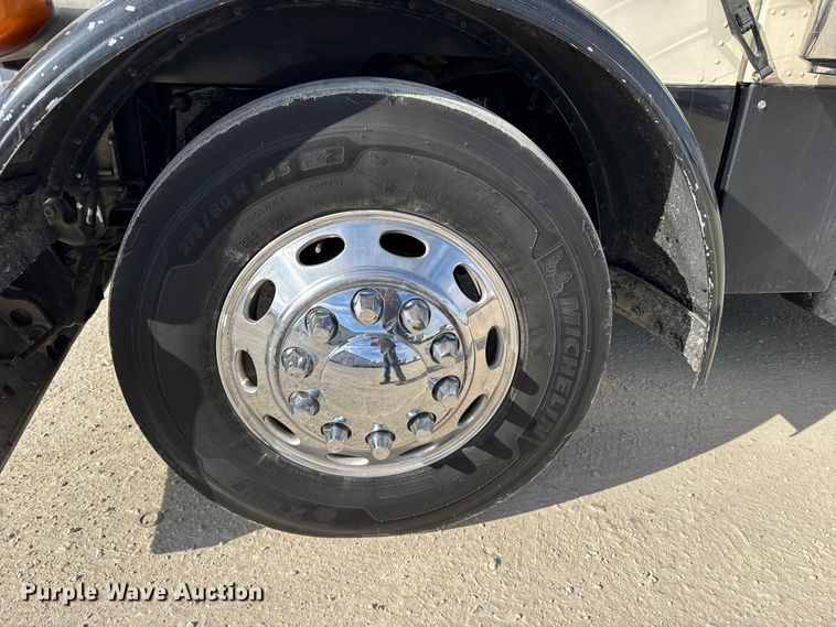 image for item EU6404 2004 Peterbilt 379 glider kit semi truck