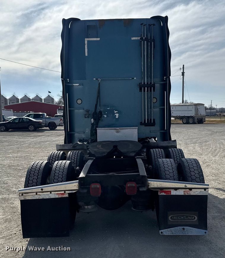 image for item EU6405 2003 Freightliner FLD132 semi truck