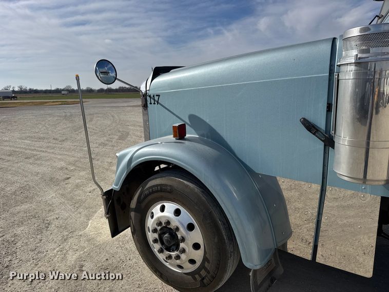 image for item EU6405 2003 Freightliner FLD132 semi truck