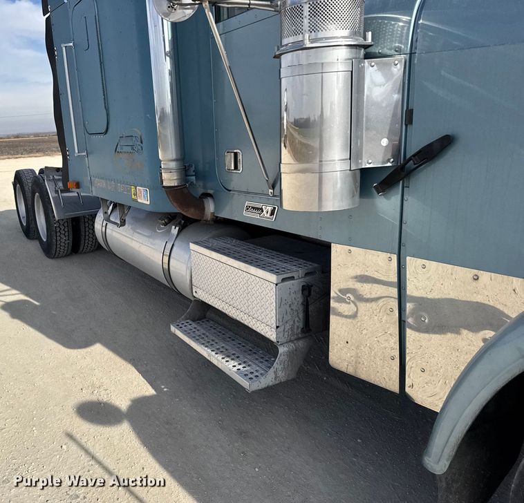 image for item EU6405 2003 Freightliner FLD132 semi truck