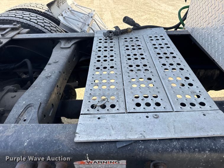 image for item EU6405 2003 Freightliner FLD132 semi truck