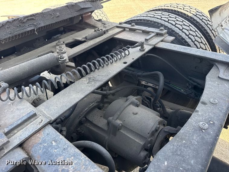 image for item EU6405 2003 Freightliner FLD132 semi truck