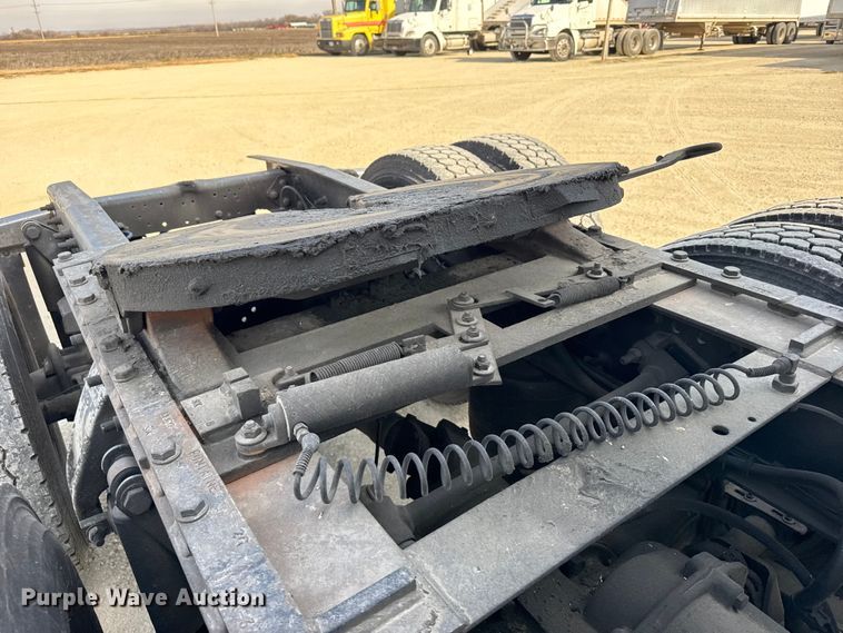 image for item EU6405 2003 Freightliner FLD132 semi truck