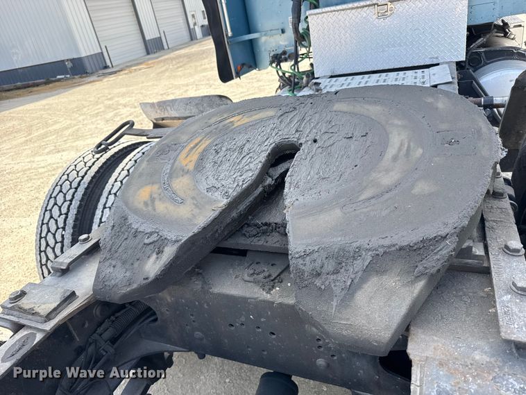 image for item EU6405 2003 Freightliner FLD132 semi truck