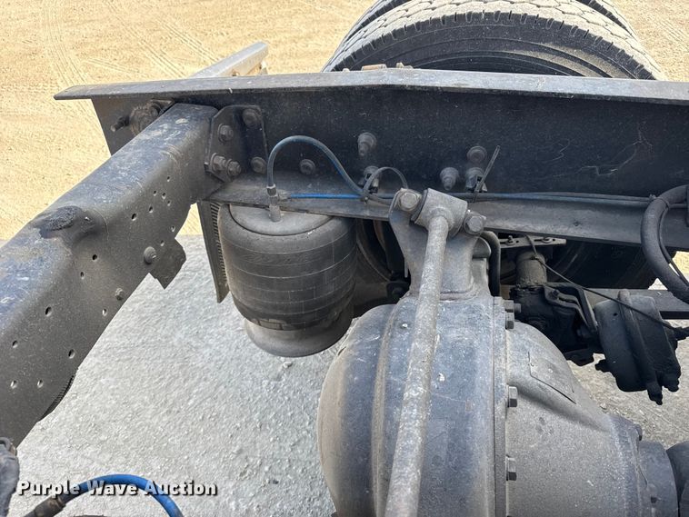 image for item EU6405 2003 Freightliner FLD132 semi truck