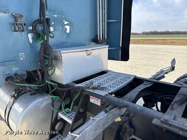 image for item EU6405 2003 Freightliner FLD132 semi truck