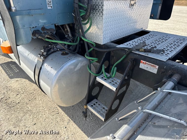 image for item EU6405 2003 Freightliner FLD132 semi truck