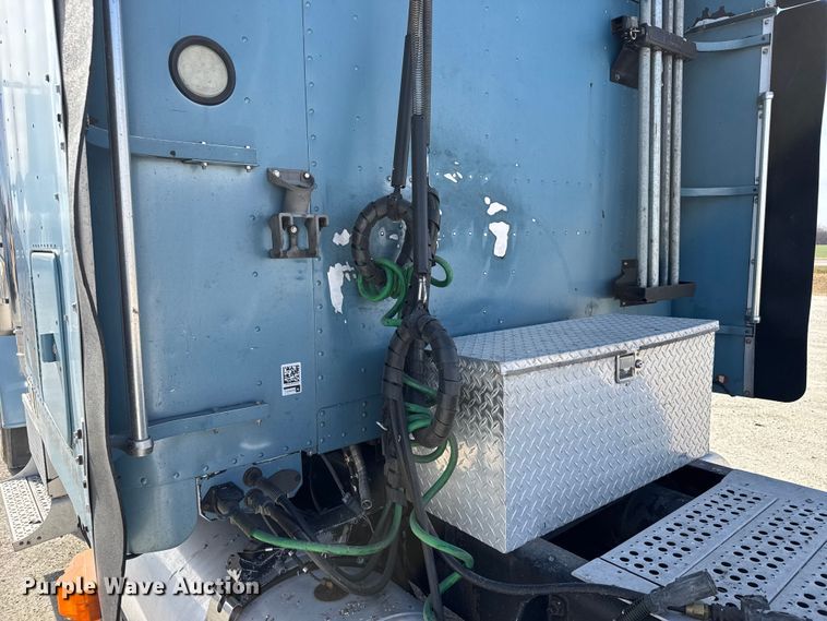 image for item EU6405 2003 Freightliner FLD132 semi truck