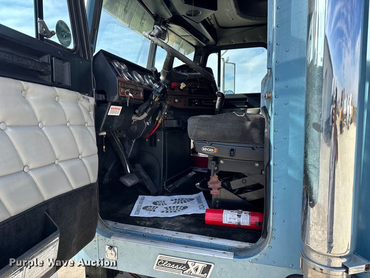 image for item EU6405 2003 Freightliner FLD132 semi truck