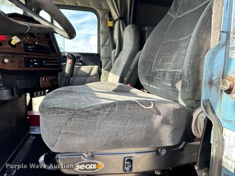 image for item EU6405 2003 Freightliner FLD132 semi truck