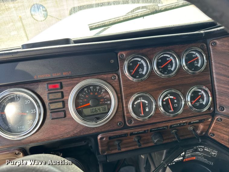 image for item EU6405 2003 Freightliner FLD132 semi truck