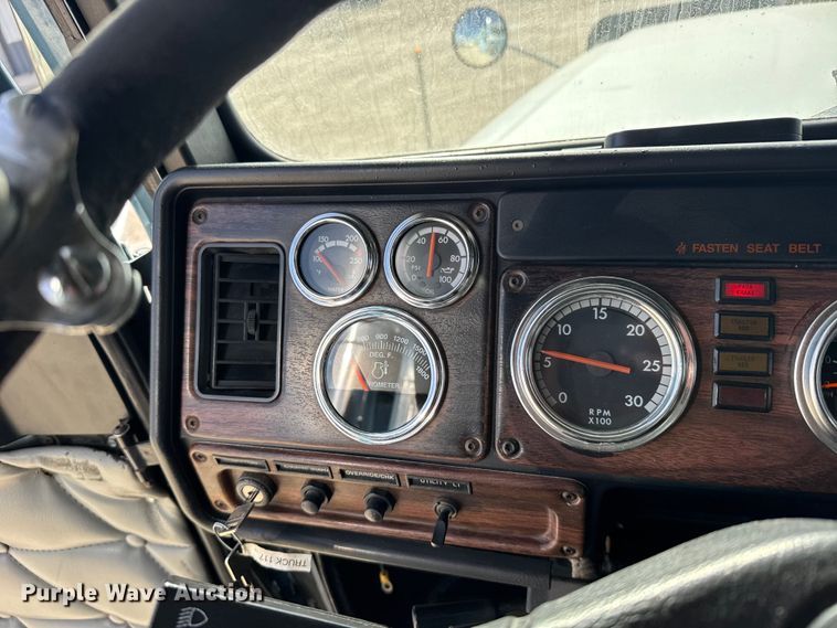 image for item EU6405 2003 Freightliner FLD132 semi truck