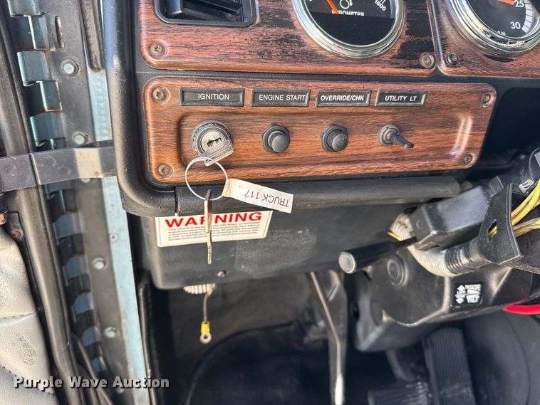 image for item EU6405 2003 Freightliner FLD132 semi truck