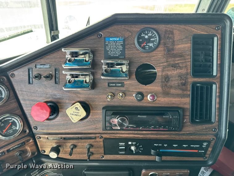 image for item EU6405 2003 Freightliner FLD132 semi truck