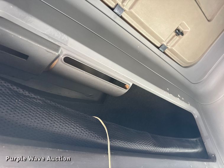 image for item EU6405 2003 Freightliner FLD132 semi truck