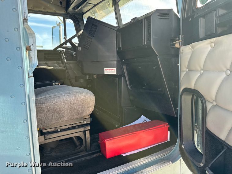 image for item EU6405 2003 Freightliner FLD132 semi truck