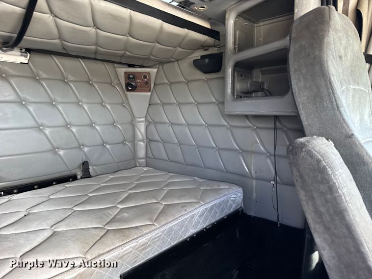 image for item EU6405 2003 Freightliner FLD132 semi truck