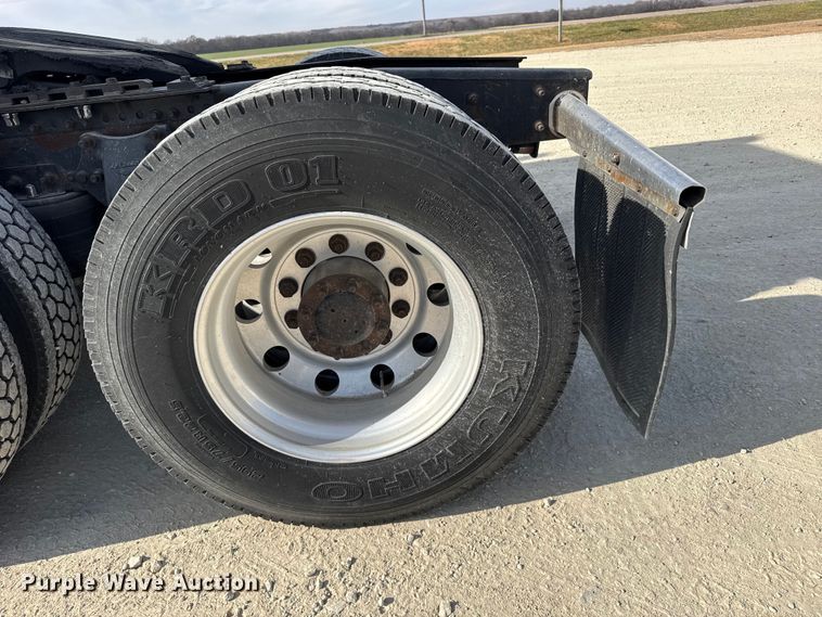 image for item EU6405 2003 Freightliner FLD132 semi truck