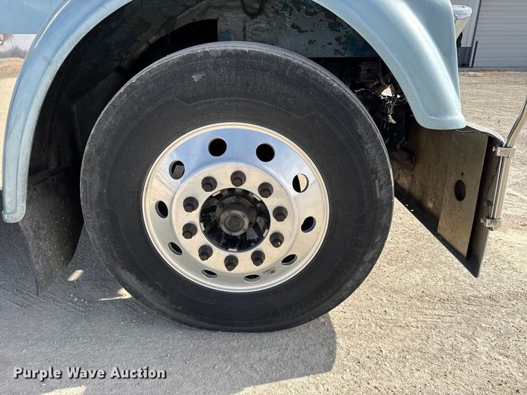 image for item EU6405 2003 Freightliner FLD132 semi truck