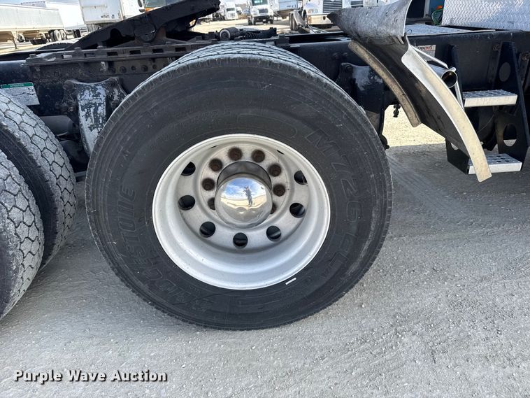 image for item EU6405 2003 Freightliner FLD132 semi truck