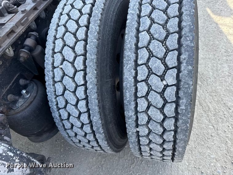 image for item EU6405 2003 Freightliner FLD132 semi truck