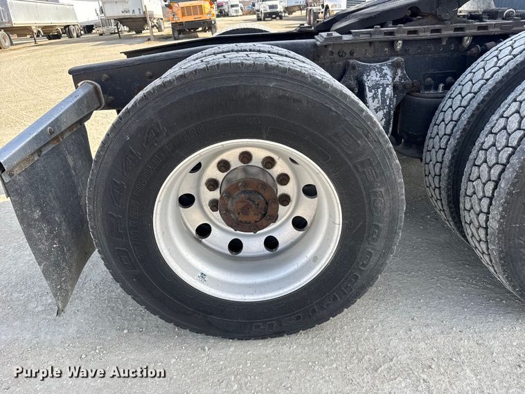 image for item EU6405 2003 Freightliner FLD132 semi truck