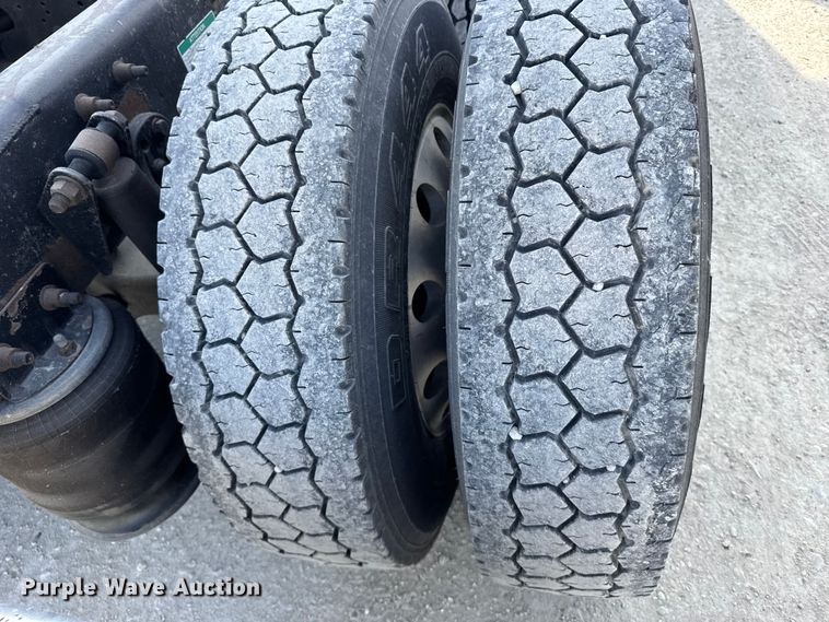 image for item EU6405 2003 Freightliner FLD132 semi truck