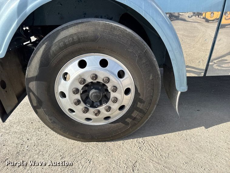 image for item EU6405 2003 Freightliner FLD132 semi truck