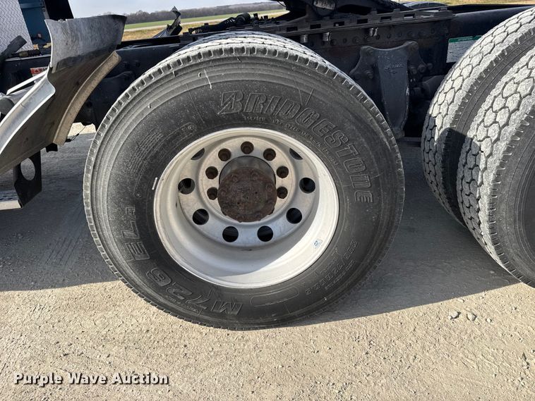 image for item EU6405 2003 Freightliner FLD132 semi truck