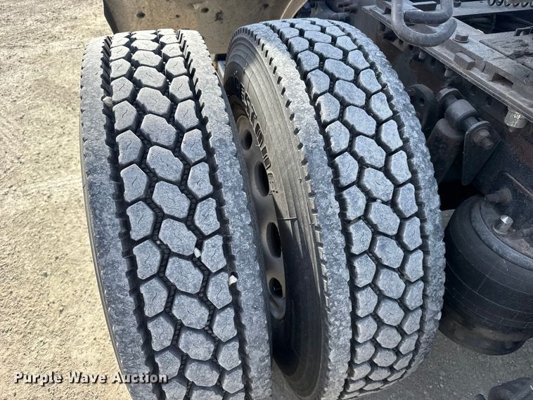 image for item EU6405 2003 Freightliner FLD132 semi truck